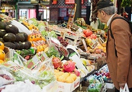 Un hombre compra en una frutería.