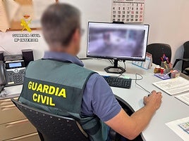 Un guardia civil, durante una investigación.
