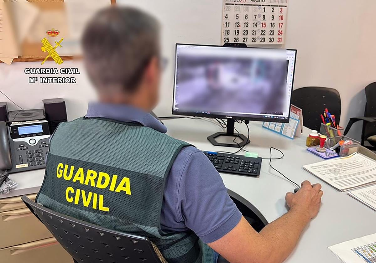 Un guardia civil, durante una investigación.
