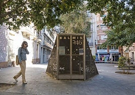 Entrada al refugio de la plaza Balmis de Alicante.