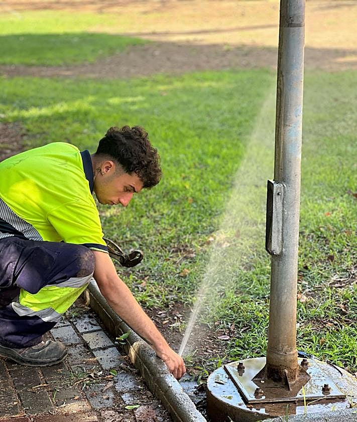 Imagen secundaria 2 - Trabajadores llevan a cabo trabajos de mejora.