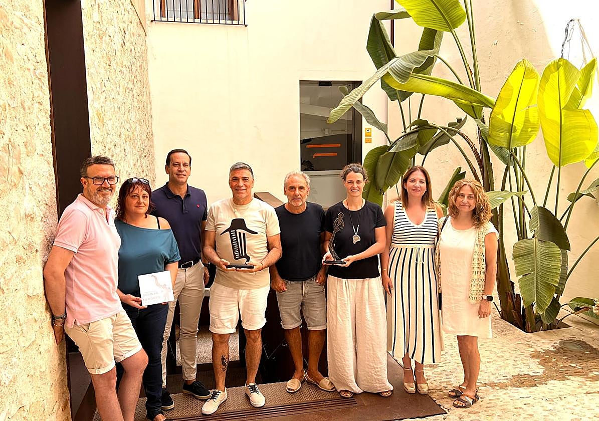 Presentación de las estatuillas de ganador.