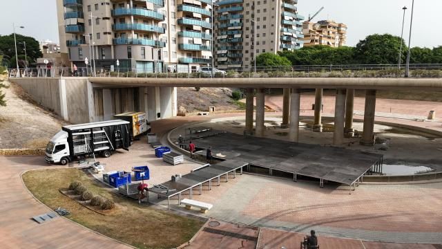 Montaje del escenario para la presentación.