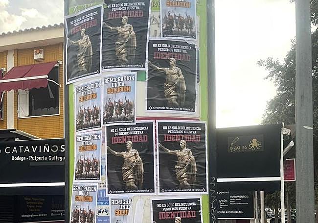 Carteles en una marquesina.