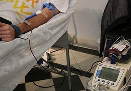 Una persona realiza una donación de sangre.