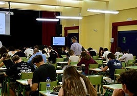 Alumnos realizan un examen la UNED Dènia.