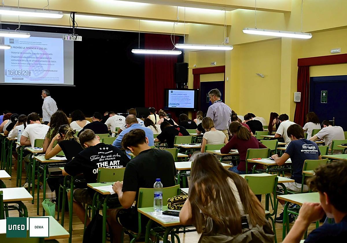Alumnos realizan un examen la UNED Dènia.