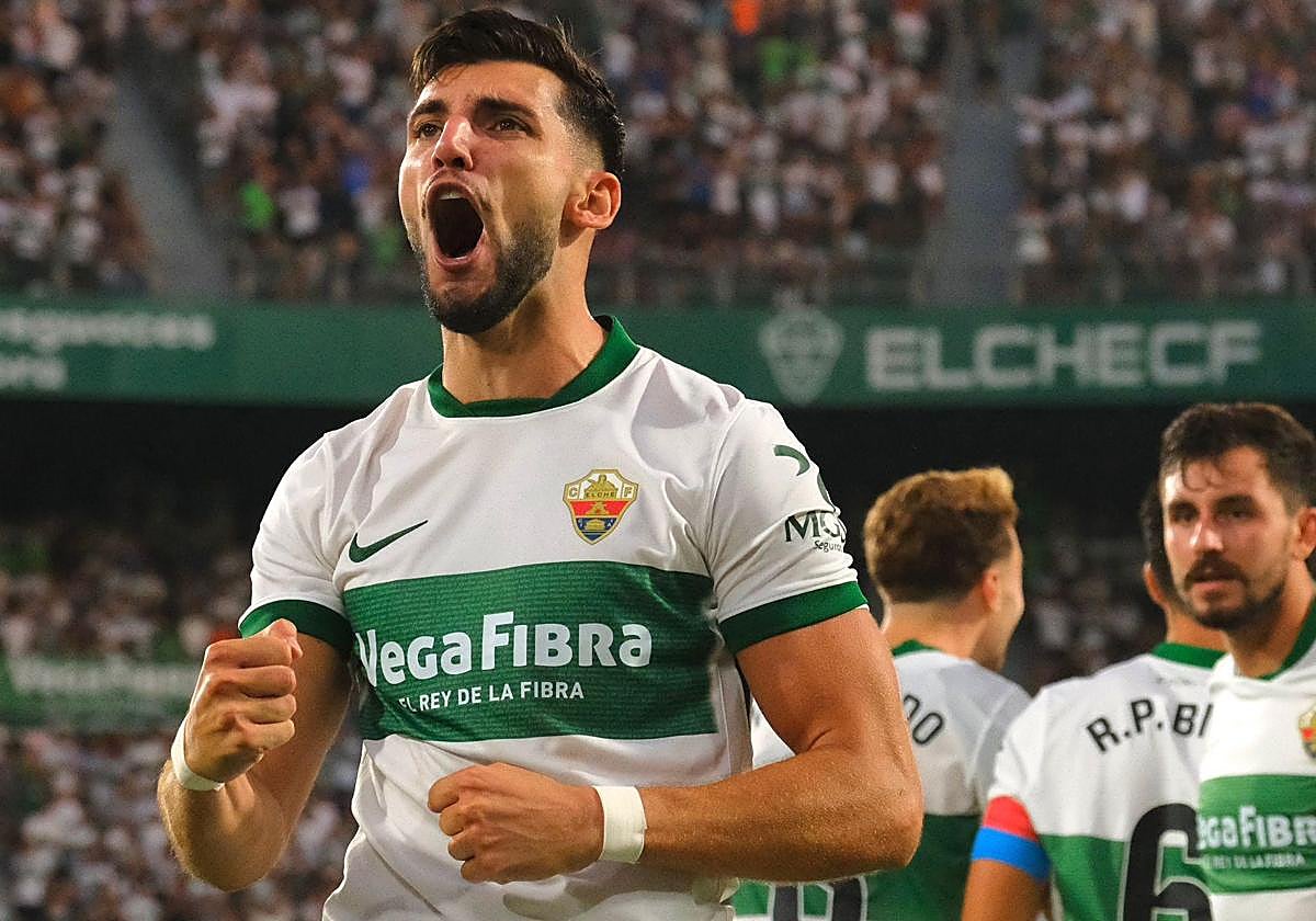 Rafa Mir celebrando el primer gol del encuentro.