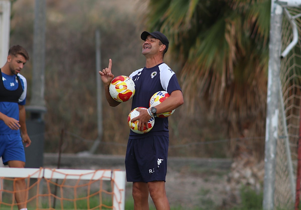 El técnico del Hércules Rubén Torrecilla, durante un entrenamiento en Fontcalent.