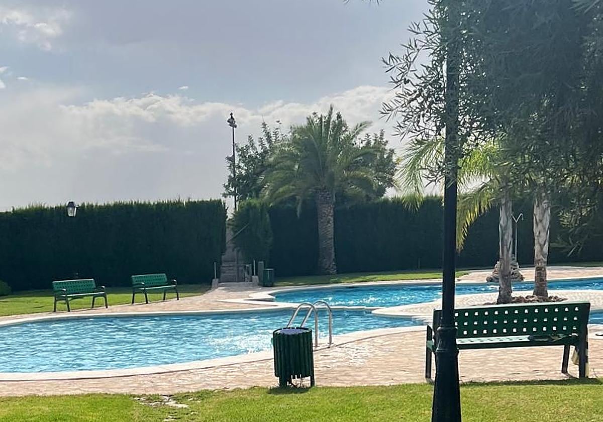 Piscina comunitaria en una urbanización de Alicante, antes de recibir a sus usuarios.
