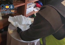 Un agente de la Policía Nacional, en un operación antidroga.
