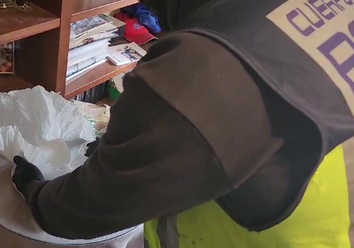 Un agente de la Policía Nacional, en un operación antidroga.