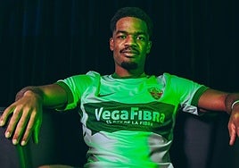 Diangana ya luce la camiseta franjiverde.