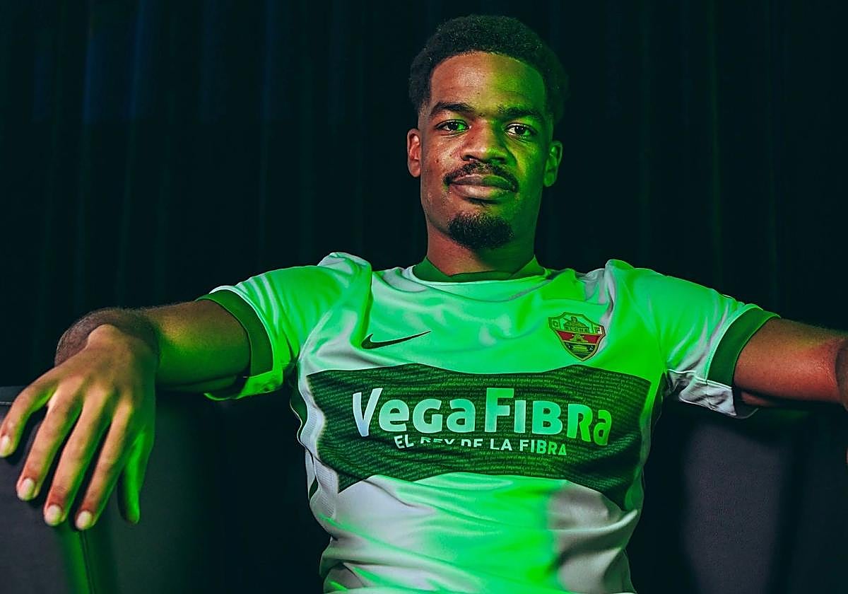 Diangana ya luce la camiseta franjiverde.