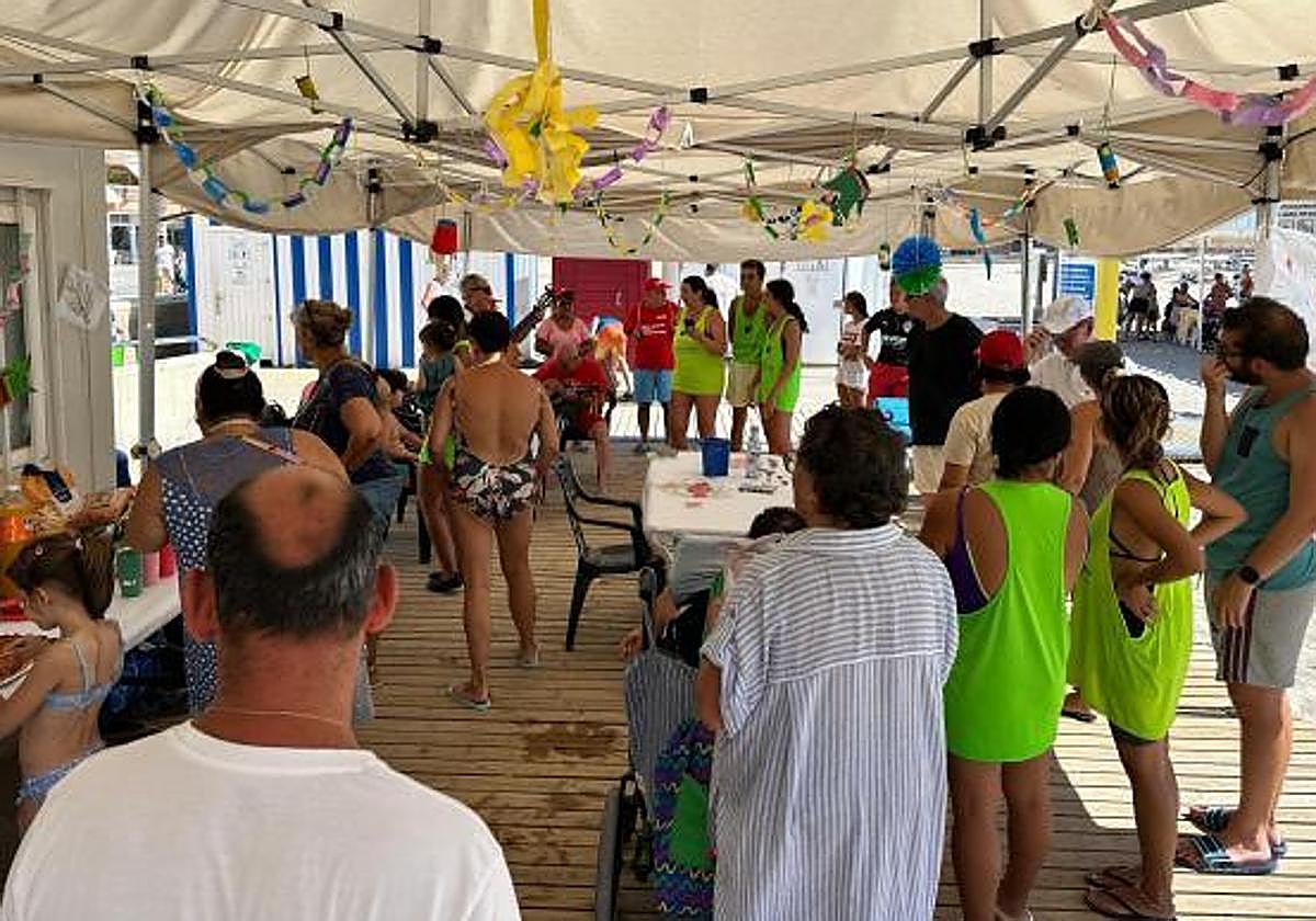 Usuarios y familias disfrutan de la clausura inclusiva en la playa de El Campello.