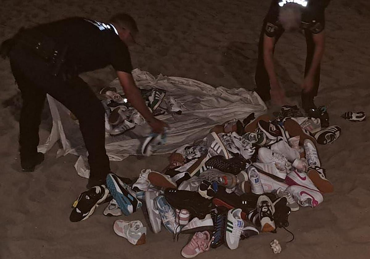 Imagen principal - Agentes locales interceptaron un vehículo cargado con más de 1.000 falsificaciones.