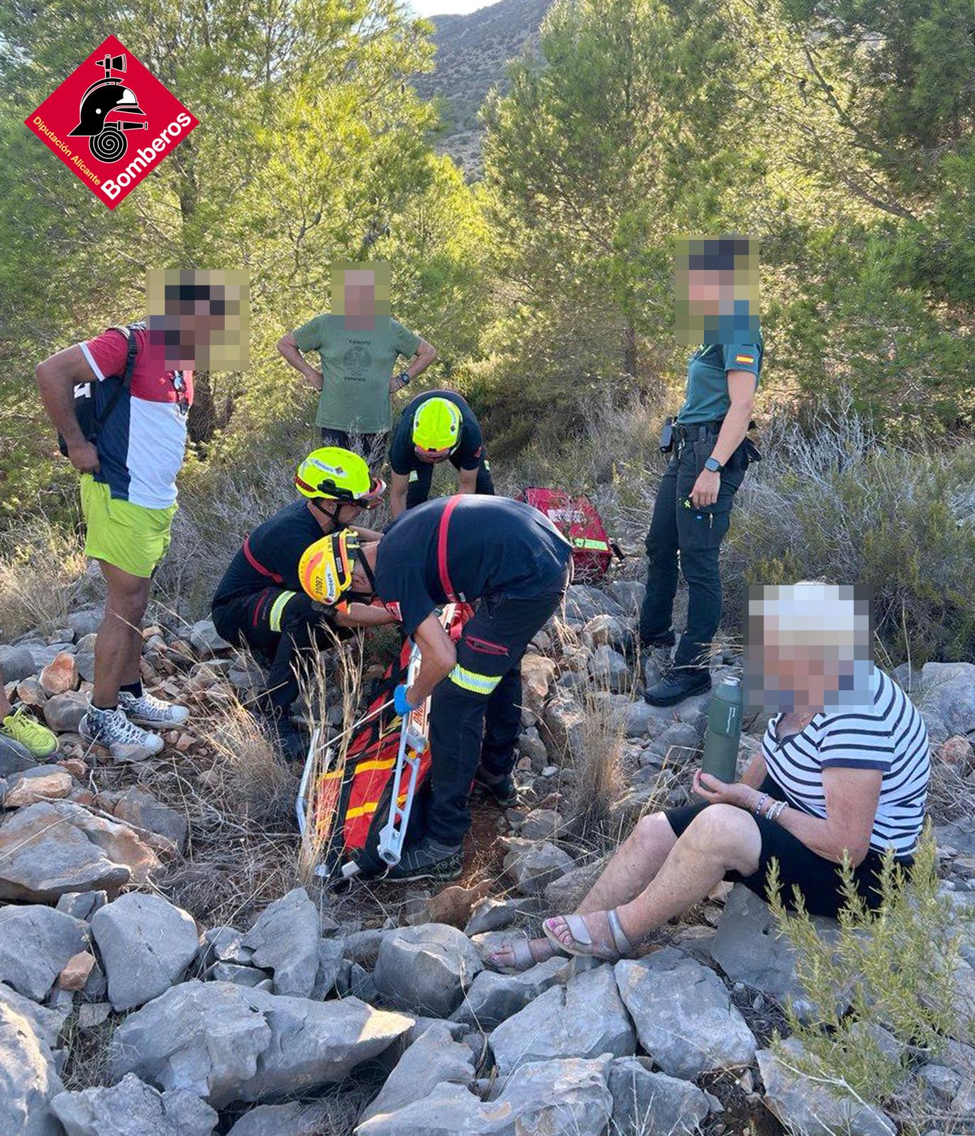 Participantes de la batida junto a la anciana.