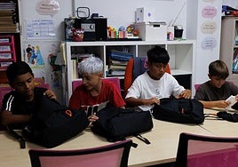 Entrega de kits escolares del programa CaixaProinfancia a familias en situación de vulnerabilidad en Alicante.