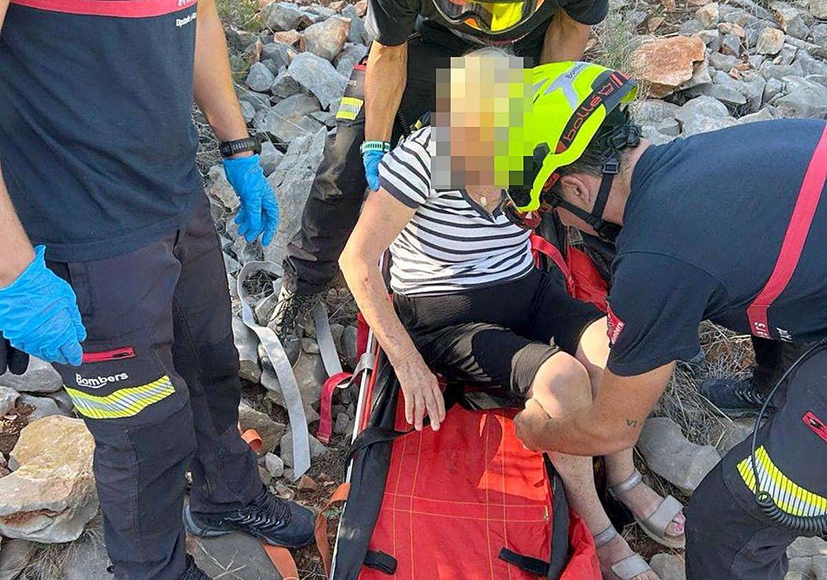 Efectivos del Consorcio Provincial de Bomberos atienden a la anciana.