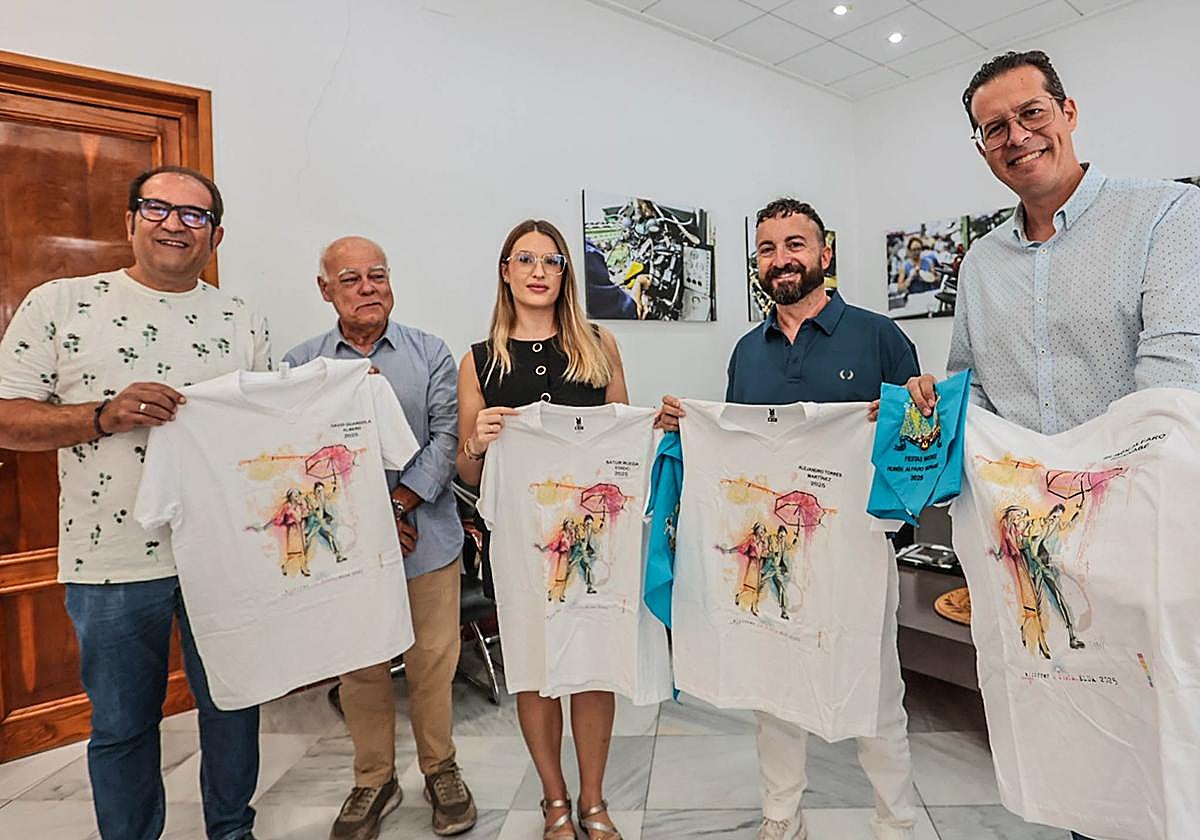 Las camisetas y pañuelos personalizados para 'correr la traca'.