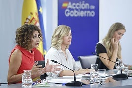 La ministra Portavoz, Pilar Alegría, María Jesús Montero, vicepresidenta primera y ministra de Hacienda, y Sara Aagesen, vicepresidenta tercera y ministra para la Transición Ecológica y el Reto Demográfico, durante la rueda de prensa posterior al Consejo de Ministros, este martes en Madrid.