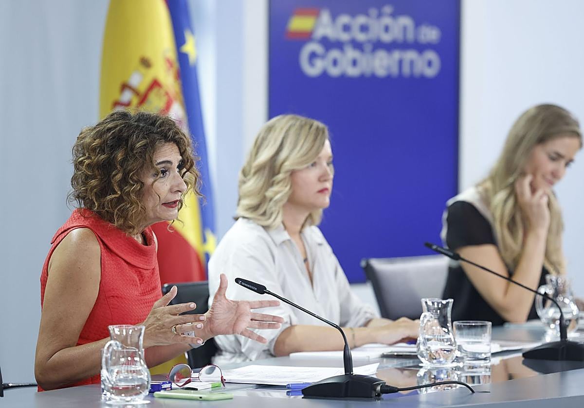 La ministra Portavoz, Pilar Alegría, María Jesús Montero, vicepresidenta primera y ministra de Hacienda, y Sara Aagesen, vicepresidenta tercera y ministra para la Transición Ecológica y el Reto Demográfico, durante la rueda de prensa posterior al Consejo de Ministros, este martes en Madrid.