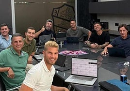 La dirección deportiva del Elche, durante el cierre de un mercado que ha dejado 13 incorporaciones y varios movimientos de salida.