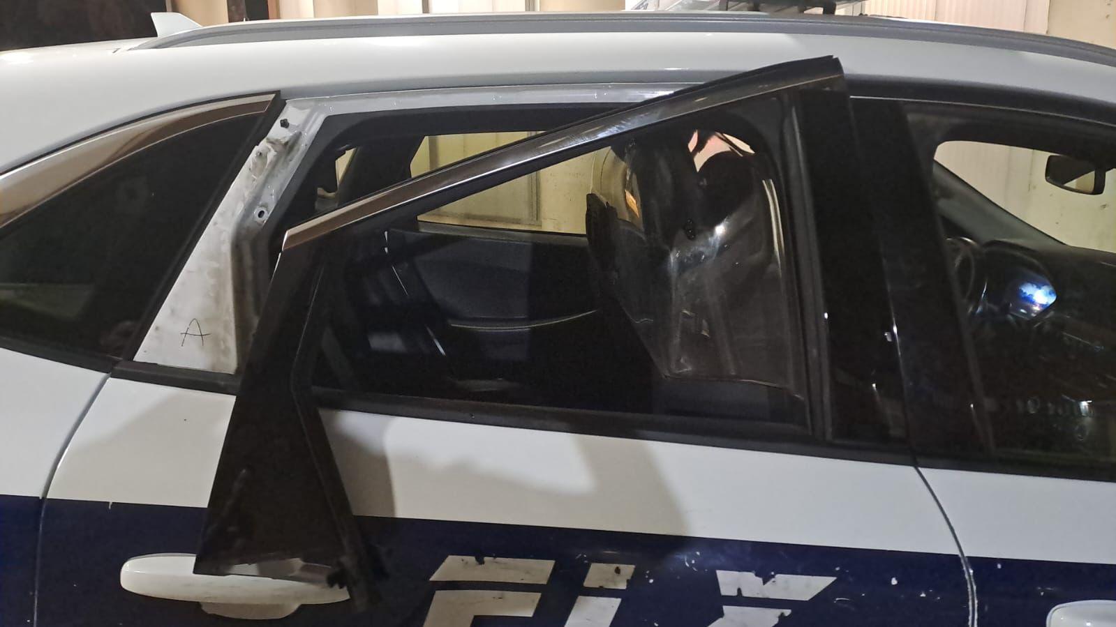 Un turista siembra el caos en el aeropuerto de Alicante-Elche tras agredir a su pareja y a cuatro policías