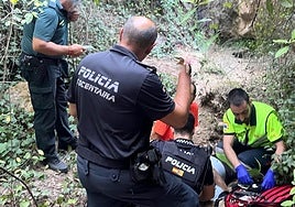 El anciano cayó en un barranco y no podía moverse.