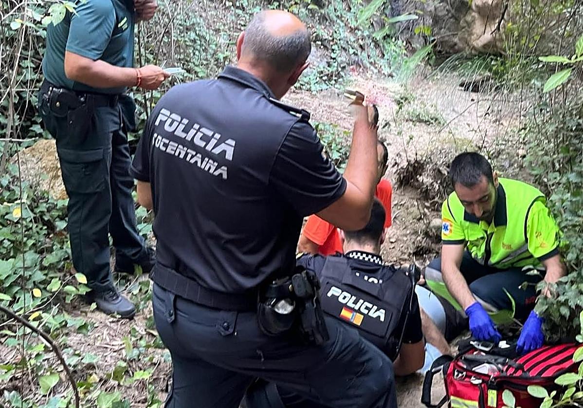 El anciano cayó en un barranco y no podía moverse.