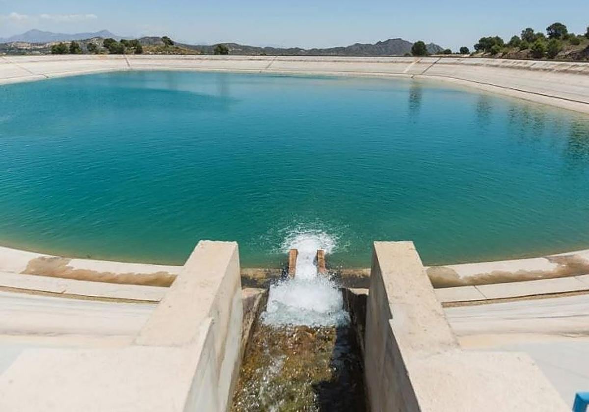 Llegada de agua al embalse de Los Puertos.