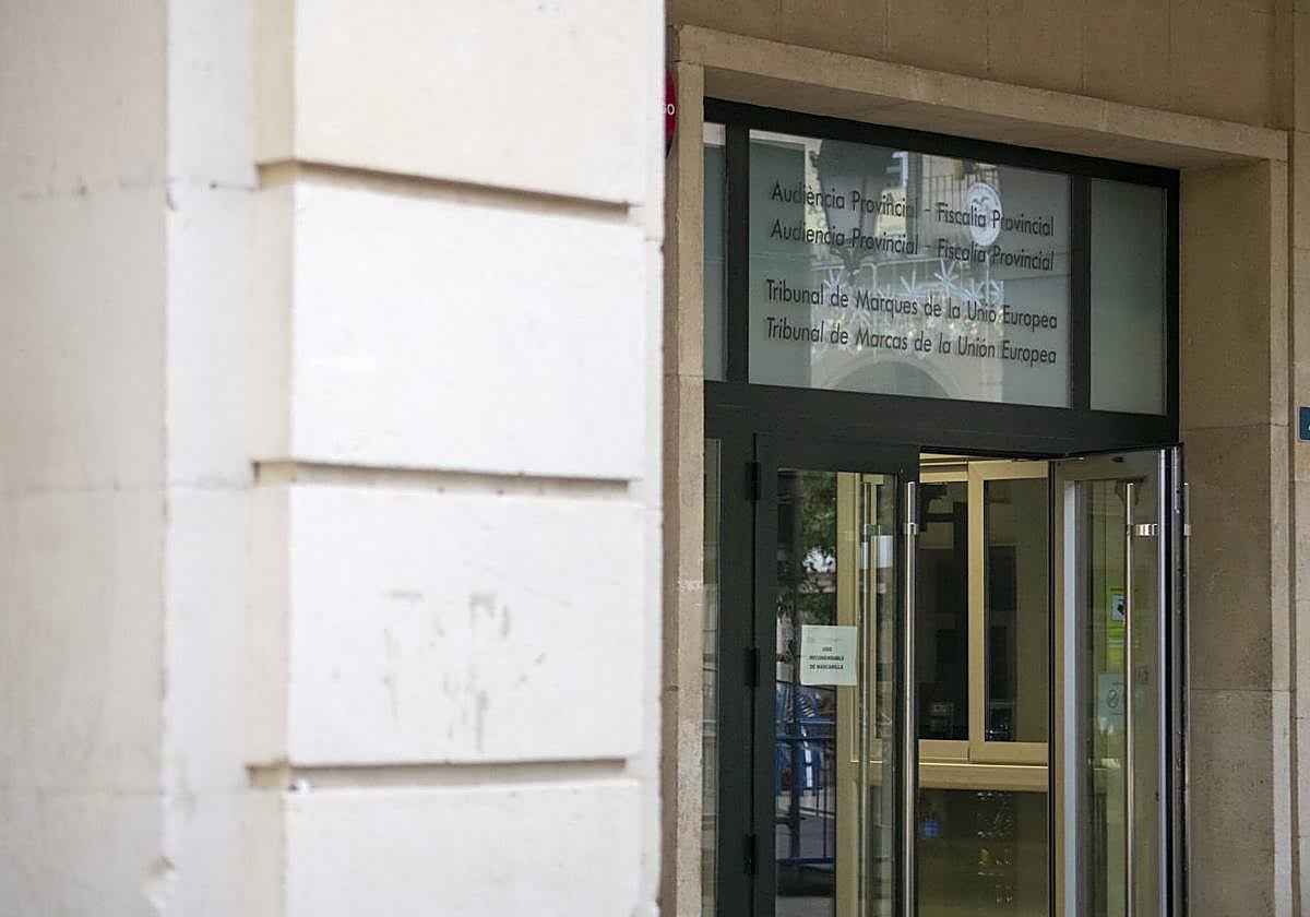 Entrada a la Audiencia Provincial de Alicante.