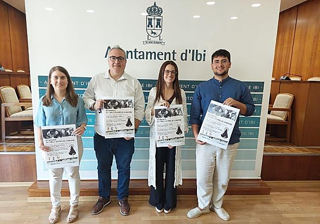 Las autoridades presentan el cartel del evento.