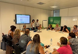 Encuentro del gobierno municipal con integrantes de la comunidad educativa antes del inicio el curso.