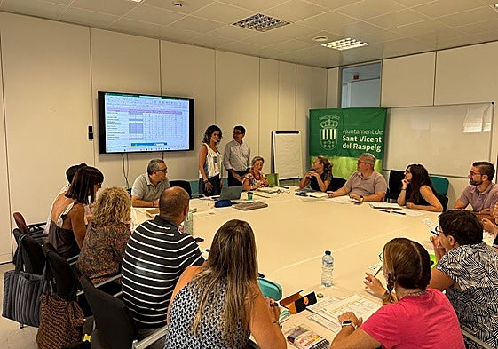 Encuentro del gobierno municipal con integrantes de la comunidad educativa antes del inicio el curso.