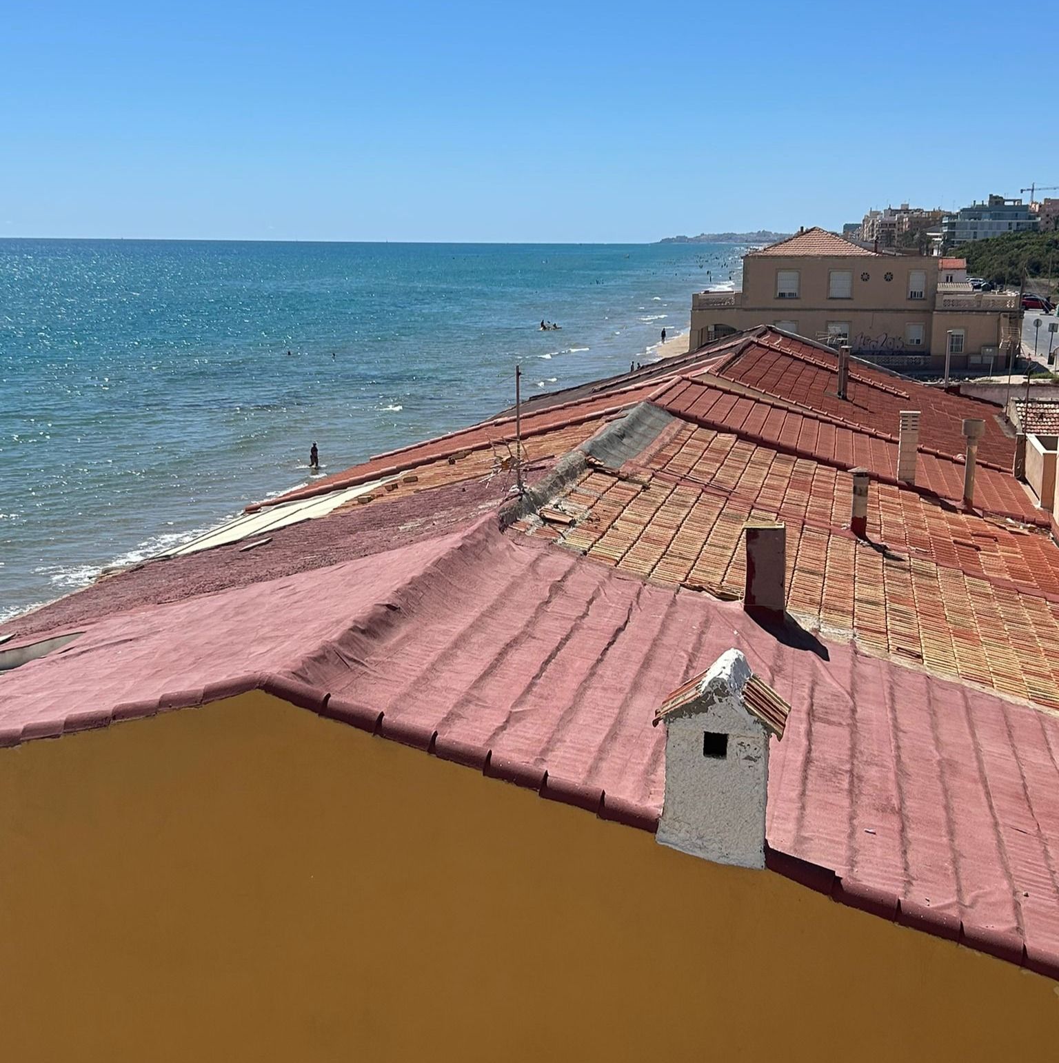 Imagen principal - La Generalitat pedirá al Gobierno la suspensión cautelar del derribo de las casas de playa de Babilonia