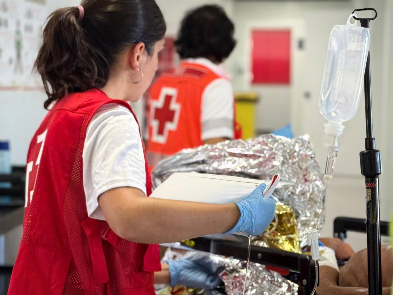 Integrante de Cruz Roja durante el operativo de asistencia.