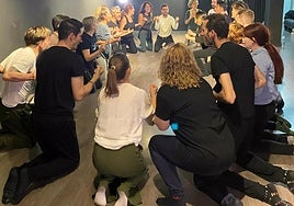 El equipo docente de Art Corpore acompañará a los participantes en un viaje creativo de descubrimiento escénico.