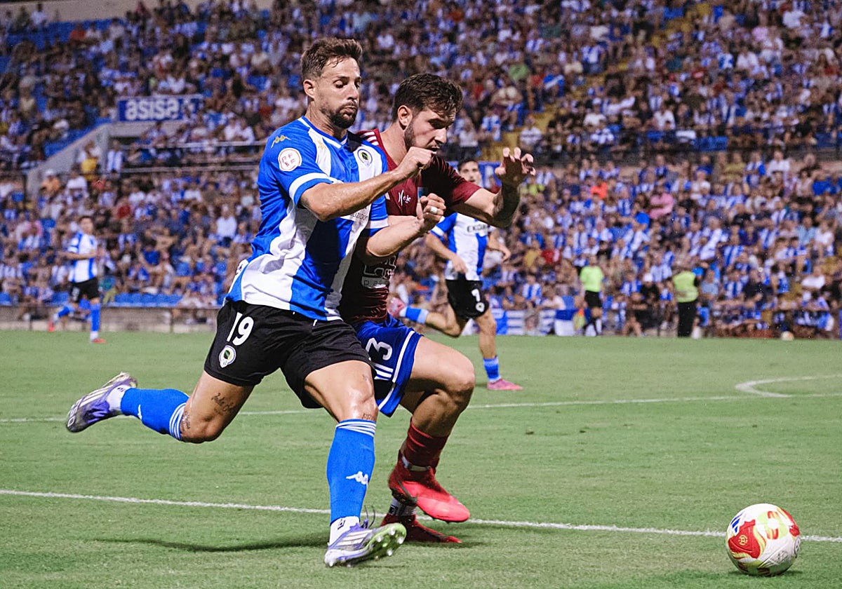 Fran Sol pelea por la posición con un jugador del Tarazona.