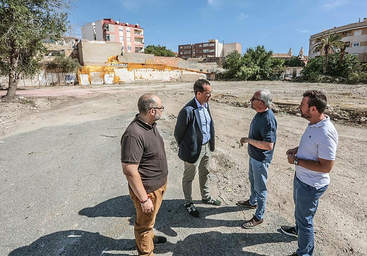 El alcalde de Elda junto a compañeros de gobierno en los terrenos que acogerán el centenar de plazas de aparcamiento.