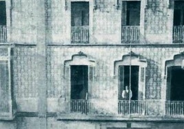 Fotografía histórica del edificio del Ayuntamiento de Crevillent tras su adquisición en 1925.