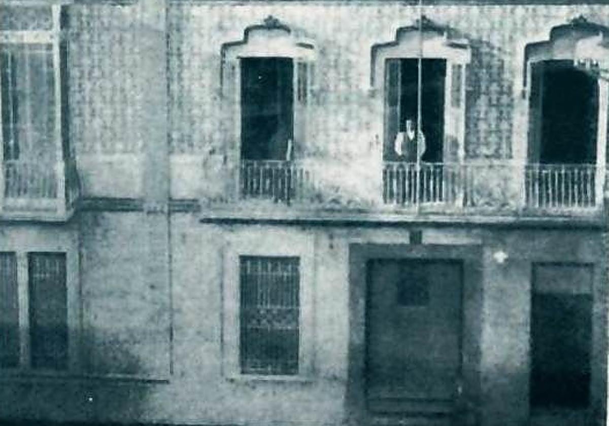 Fotografía histórica del edificio del Ayuntamiento de Crevillent tras su adquisición en 1925.