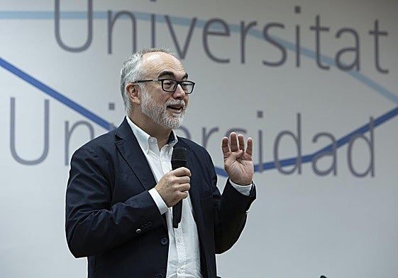 El científico Arcadi Navarro durante su charla en la UA.