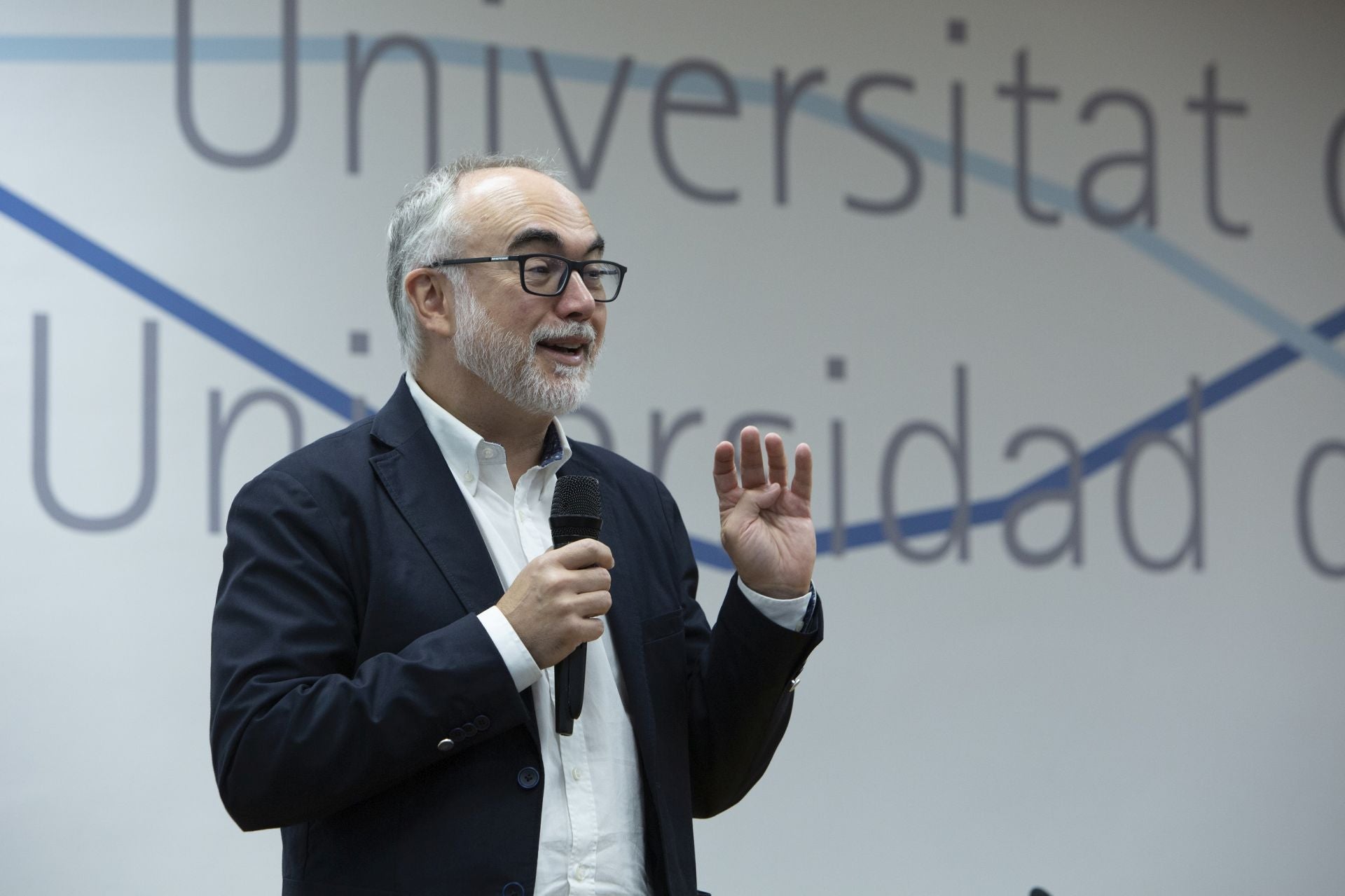 El científico Arcadi Navarro durante su charla en la UA.