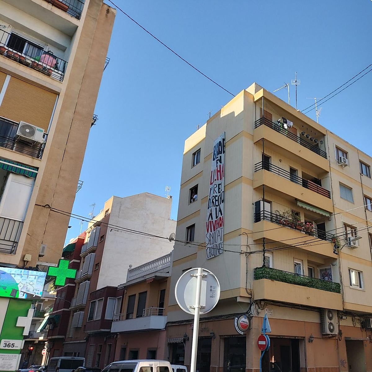 Imagen principal - Vecinos de Carolinas denuncian el desalojo de sus viviendas por una empresa que ha comprado el bloque