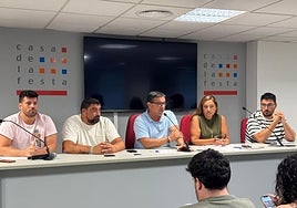 Junta directiva de la Federació de Fogueres, con su presidente, David Olivares, a la cabeza.