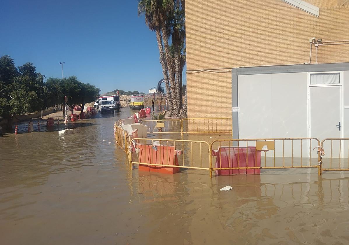 Efectos de la inundación de agua en el acceso al hospital.