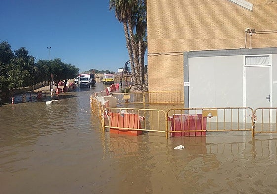 Efectos de la inundación de agua en el acceso al hospital.