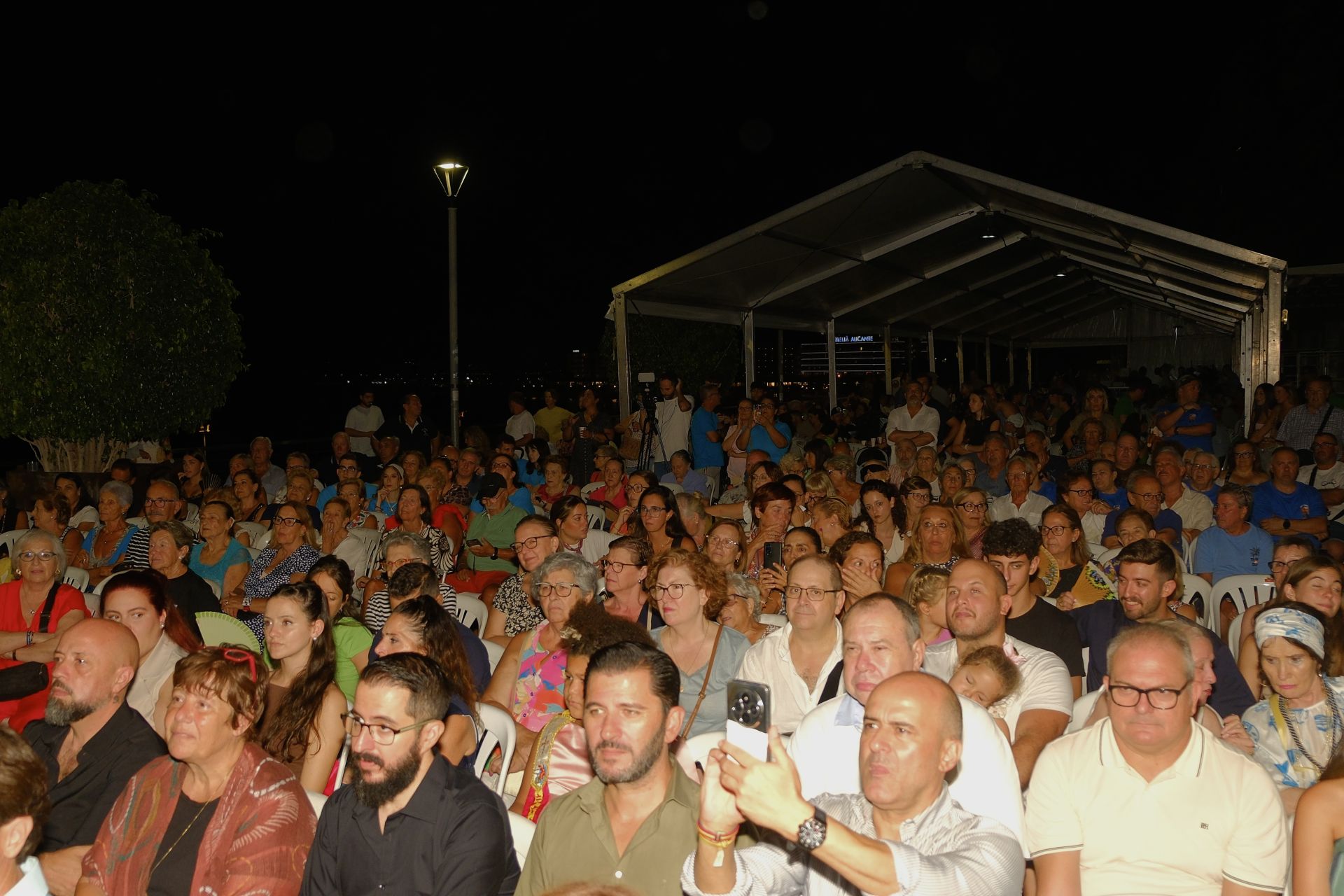 El pregón y el engalanado de calles marcan el inicio de las fiestas del Raval Roig