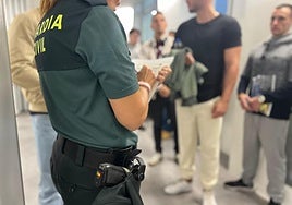 Un grupo de opositores aguardan para el examen de acceso a la Guardia Civil.